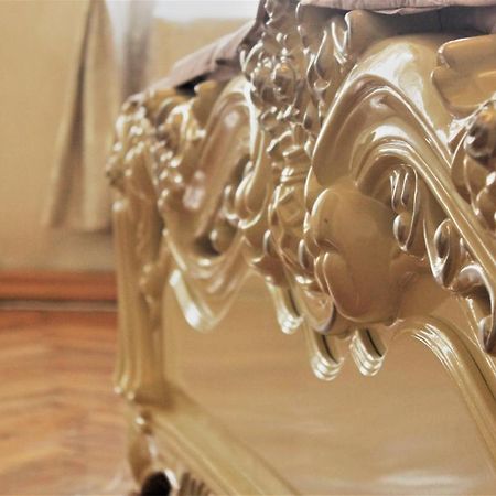Guesthouse Medea On Pushkini 4 Kutaisi Bagian luar foto