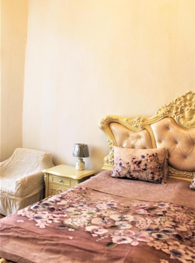 Guesthouse Medea On Pushkini 4 Kutaisi Bagian luar foto