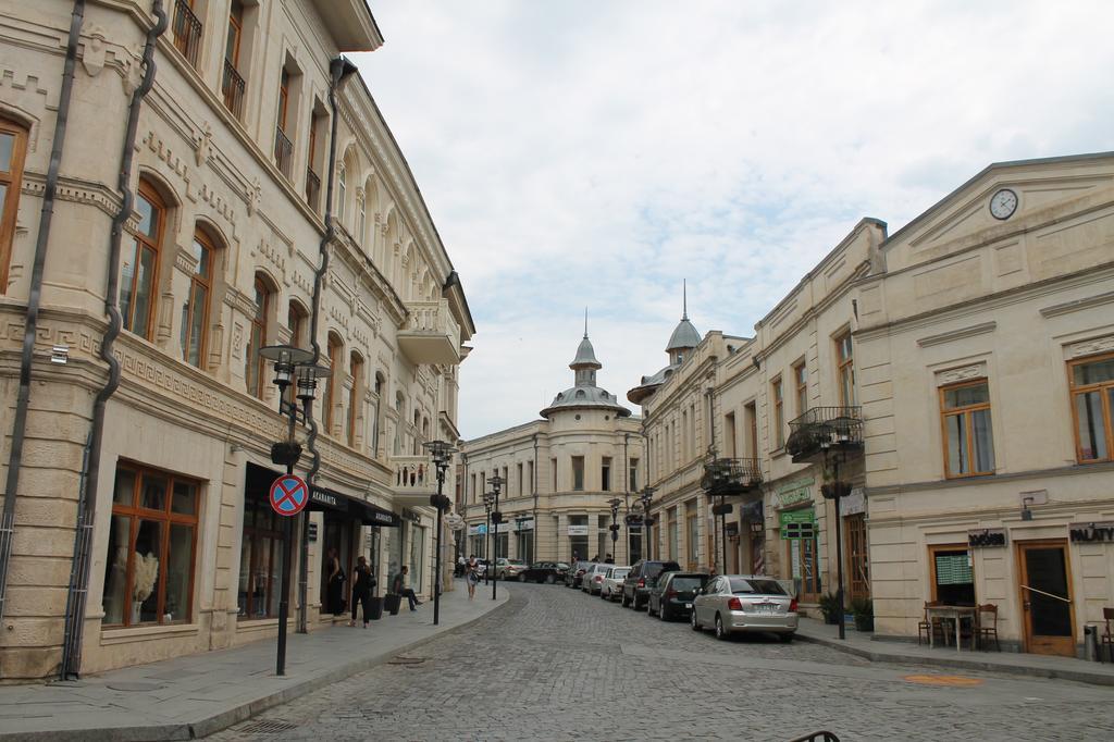 Guesthouse Medea On Pushkini 4 Kutaisi Bagian luar foto