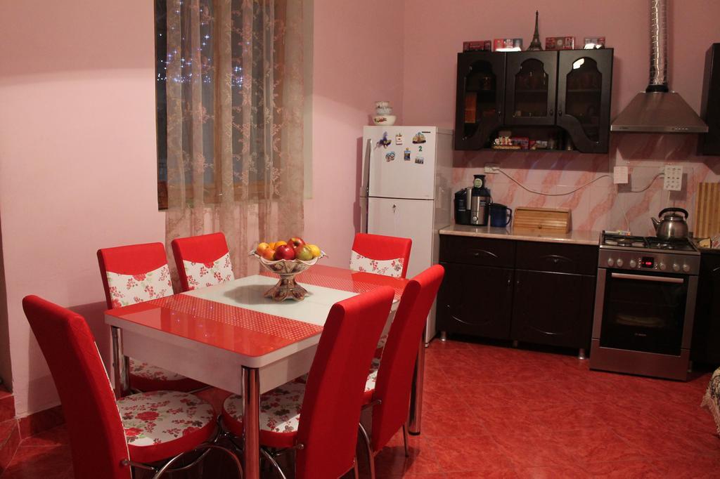 Guesthouse Medea On Pushkini 4 Kutaisi Bagian luar foto