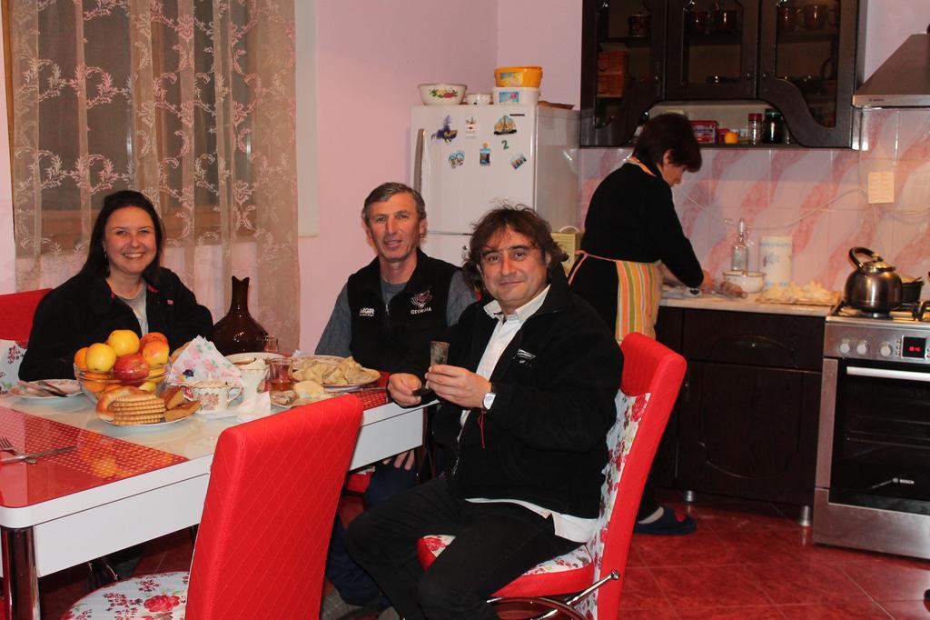 Guesthouse Medea On Pushkini 4 Kutaisi Bagian luar foto