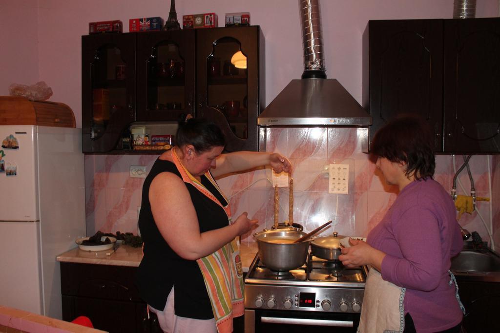 Guesthouse Medea On Pushkini 4 Kutaisi Bagian luar foto